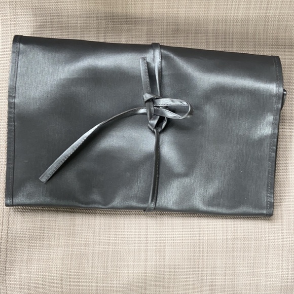 🔥HOST PICK 🔥Shiseido make up organizer/travel case - Picture 3 of 5